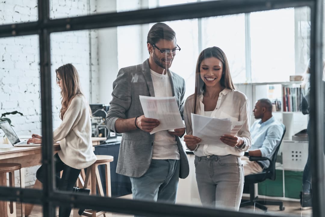 Pessoas lidando com tarefas de negócios